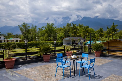 Esh Cottages Willow | Hillside 1-room Retreat With Lush Garden, Common Pool & Restaurant – 1 bedroom villa in Palampur, Himachal Pradesh