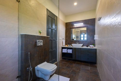 Raas Stays | 4-BHK Retreat With Private Pool, Gardens, Lounge Cum Bar & Scenic Aravali Views – 4 bedroom villa in Udaipur, Rajasthan