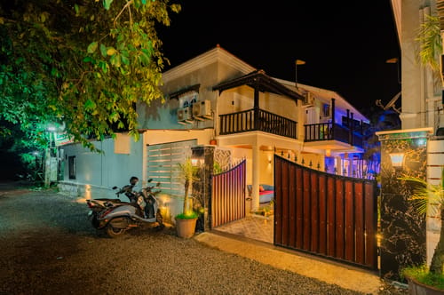 Emperor Ozran Elite Room With A Balcony & A Bathtub | Premium Retreat With Shared Pool, Restro & Bar | Near Famous Beaches – 1 bedroom villa in North Goa, Goa