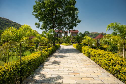 Raas Stays | 4-BHK Retreat With Private Pool, Gardens, Lounge Cum Bar & Scenic Aravali Views – 4 bedroom villa in Udaipur, Rajasthan