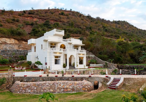 Mandovar Mountain Valley Retreat | 4 Room Pet-friendly Suite In a Private Estate with Shared Pool, Garden, Restaurant & Hill Views – 4 bedroom villa in Udaipur, Rajasthan
