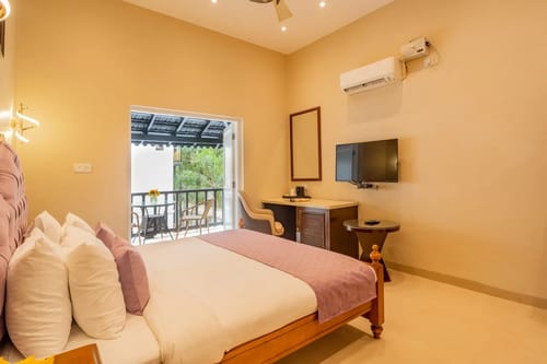 Emperor Ozran | 2-BHK Retreat With Balconies, Restaurant & Bar – 2 bedroom villa in North Goa, Goa