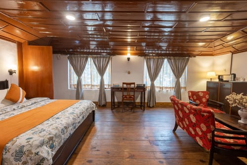 The Hive Cottage | Serene 9-Rooms Hillside Resort With Suites, Restaurant, & Outdoor Seating | Ample Parking – 9 bedroom villa in Nainital, Uttarakhand