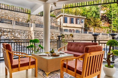 Mist & Manor Maple | Pet-friendly 6-BHK Apartment with Shared Game Zone, Outdoor Seating Areas & 360 Panoramic Views – 6 bedroom villa in Kasauli, Himachal Pradesh