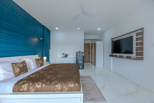 Midpoint UMA Suite | Pet-friendly 1-Room with Shared Outdoor Pool, Living Area & Entertainment Lounge | Lift Access – 1 bedroom villa in South Goa, Goa