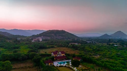 Raas Stays | 4-BHK Retreat With Private Pool, Gardens, Lounge Cum Bar & Scenic Aravali Views – 4 bedroom villa in Udaipur, Rajasthan