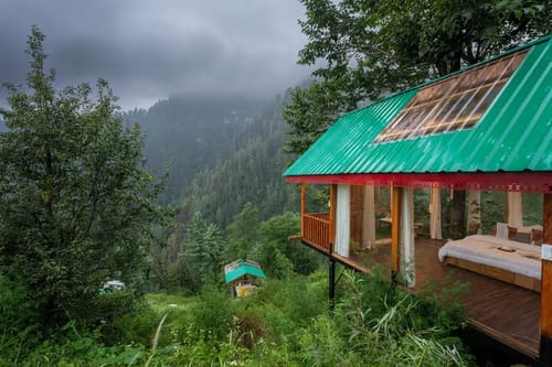 The Sinatra Skylight: Glass treehouse in the mist