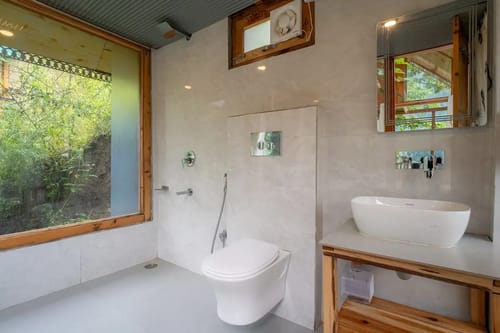 The Sinatra Skylight: Glass treehouse in the mist