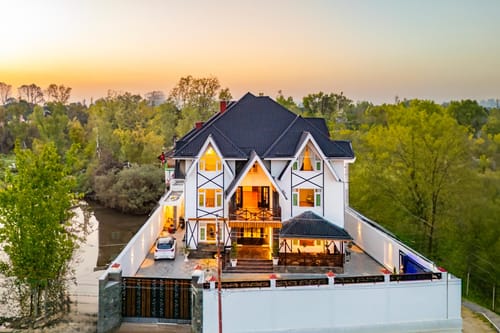 Pashmina @ Gauhar w/ Indoor Jacuzzi