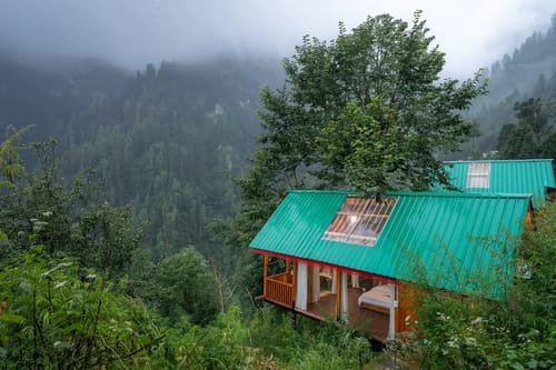 The Sinatra Skylight: Glass treehouse in the mist