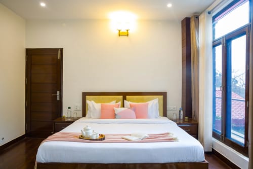 Kasauli Woods Cottage | Hillside 3-BHK Retreat With Outdoor Lounge, Balcony & Scenic Views