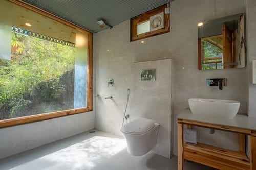 The Sinatra Skylight: Glass treehouse in the mist