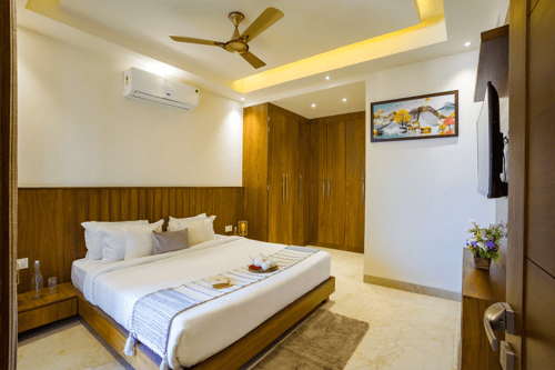 BYDM The Sky Heaven | Charming Pet-friendly 4-BHK Penthouse 15 Min from Triveni Ghat With Balcony, Bar & Lift