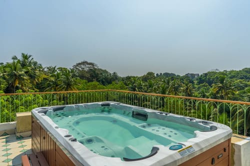 Moonstone Villa w/ Pool & Rooftop Jacuzzi