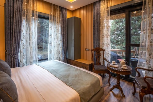 Frosty @ Frozen Fall - Tangmarg w/ Breakfast Included