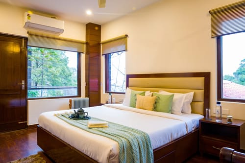 Kasauli Woods Cottage | Hillside 3-BHK Retreat With Outdoor Lounge, Balcony & Scenic Views