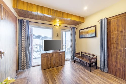 Silverstone | Hillside 6-BHK Getaway With Garden, Gaming Zone & Lounge Area