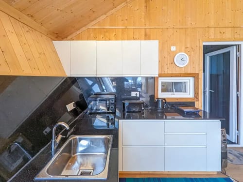 Hyun: Unique, Modern Cottage