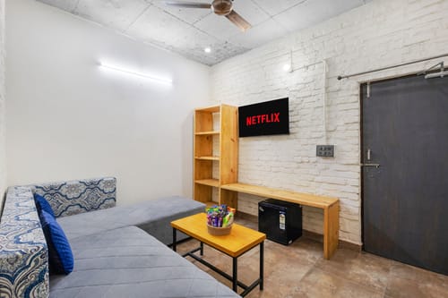 Granny’s Den | 1-BHK Pet-friendly With Bathtub, Shared Pool, Restaurant & Gazebo by the River