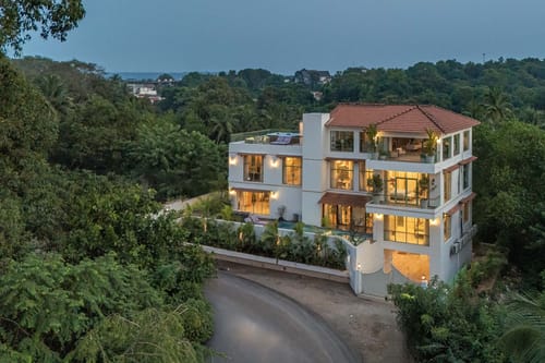Moonstone Villa w/ Pool & Rooftop Jacuzzi
