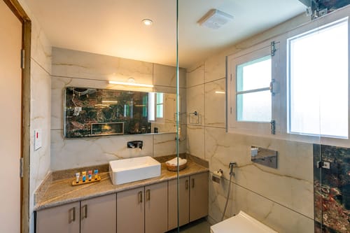 Gauhar w/ Indoor Jacuzzi