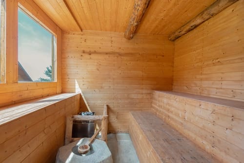 Skylounge | Pet-friendly Traditional 4-Bedroom Retreat With Sauna & Garden Near Haku Temple