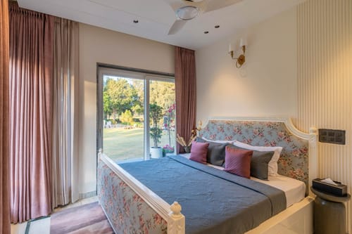 Barton Estate w/ Outdoor Pool - Manesar