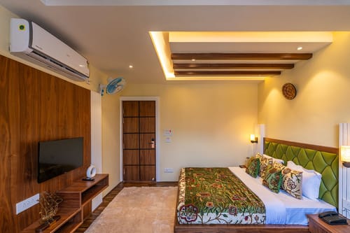 Gauhar w/ Indoor Jacuzzi