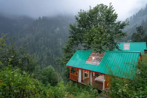 The Sinatra Skylight: Glass treehouse in the mist