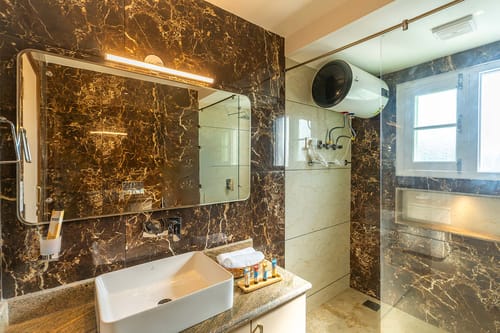 Gauhar w/ Indoor Jacuzzi