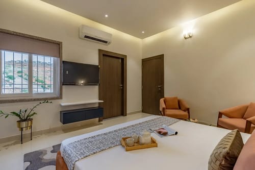 Shourya Zenna | 3-BHK | Pvt Pool & Garden | Terrace | Scenic Views