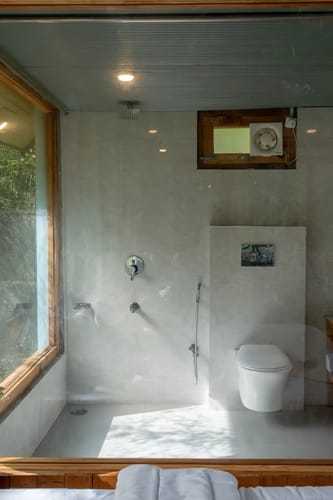 The Sinatra Skylight: Glass treehouse in the mist