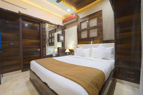 Royal Valora | Charming 5-BHK Villa With Garden, Lounge Area & Modern Comforts |  near Gundamagere Lake