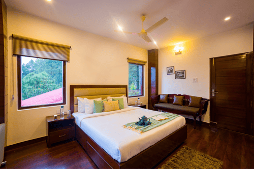 Kasauli Woods Cottage | Hillside 3-BHK Retreat With Outdoor Lounge, Balcony & Scenic Views