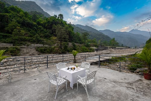 Granny’s Den | 1 Pet-friendly Hut With Bathtub, Shared Pool, Restaurant & Gazebo by the River