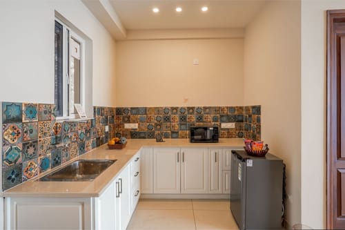 Konifer Wild Fern | Hilltop 2-BHK Retreat with Scenic Views, Shared Garden & Outdoor Seating Space