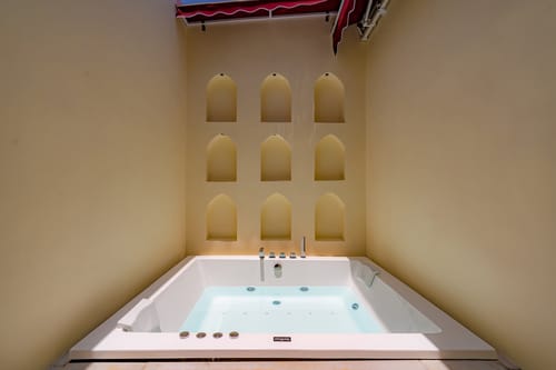 Khohar Haveli - Gurgaon W/ Breakfast Included