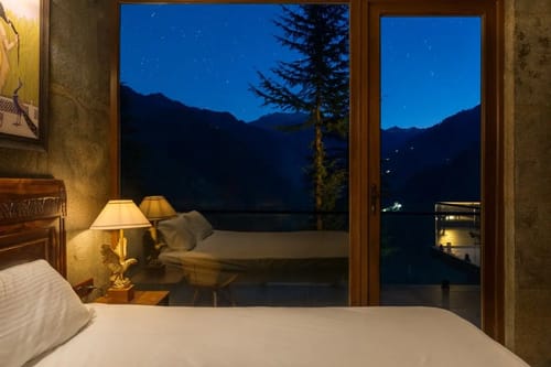 Zephyr Classic Cottage | Scenic Hill Getaway With Pool, Gym & Restaurant