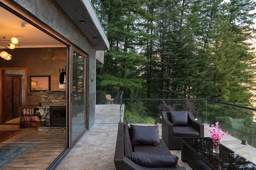 Zephyr Classic Cottage | Scenic Hill Getaway With Pool, Gym & Restaurant