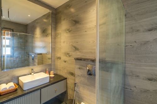 Barton Estate w/ Outdoor Pool - Manesar