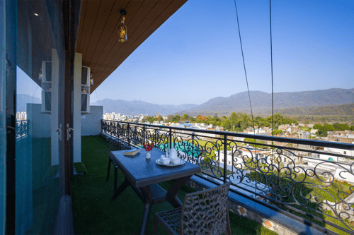 BYDM The Sky Heaven | Charming Pet-friendly 4-BHK Penthouse 15 Min from Triveni Ghat With Balcony, Bar & Lift