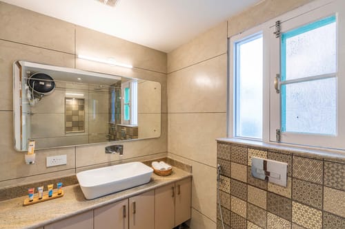 Gauhar w/ Indoor Jacuzzi