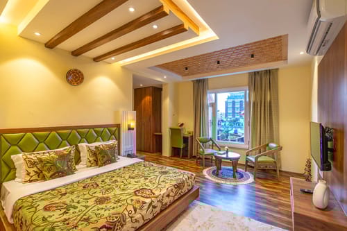 Gauhar w/ Indoor Jacuzzi