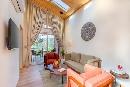 Sirmour Baag Merlot | Hillside Pet-friendly Cottage With Jacuzzi, Balcony & Restaurant