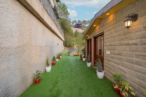 Konifer Greyvine | Hillside 9-BHK Retreat with Attic, Scenic Views, Garden & Outdoor Seating