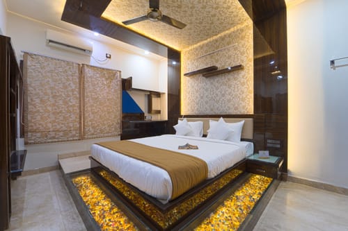 Royal Valora | Charming 5-BHK Villa With Garden, Lounge Area & Modern Comforts |  near Gundamagere Lake