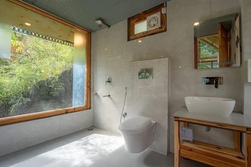 The Sinatra Skylight: Glass treehouse in the mist