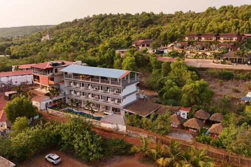 Gracias Seaora | Pet-friendly Retreat With Bathtub, Common Pool, & Restro, Close to Ashwem Beach