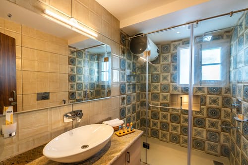 Pashmina @ Gauhar w/ Indoor Jacuzzi