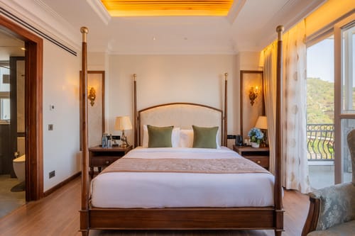 Bedroom 1 - Golden Crest Suite 